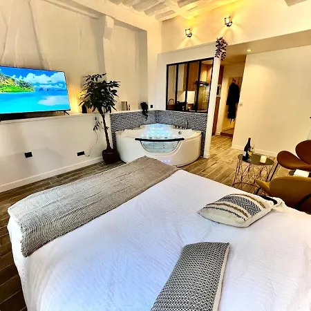 Апартаменты Le Corneille - Jacuzzi, Sauna & Parking Par Atypique